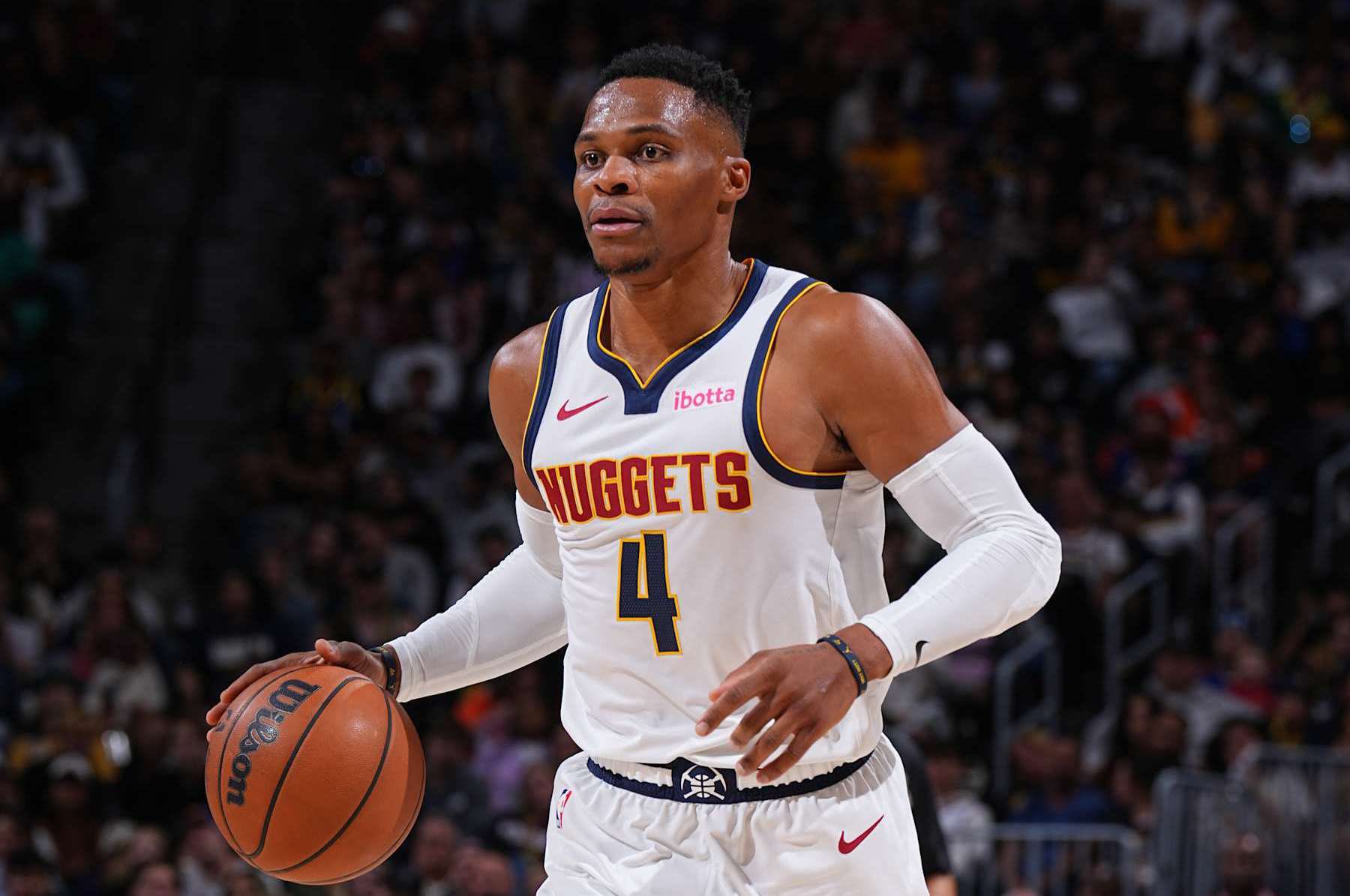 掘金约基奇豪取三双助球队胜快船（约基奇砍三双助掘金击败快船）