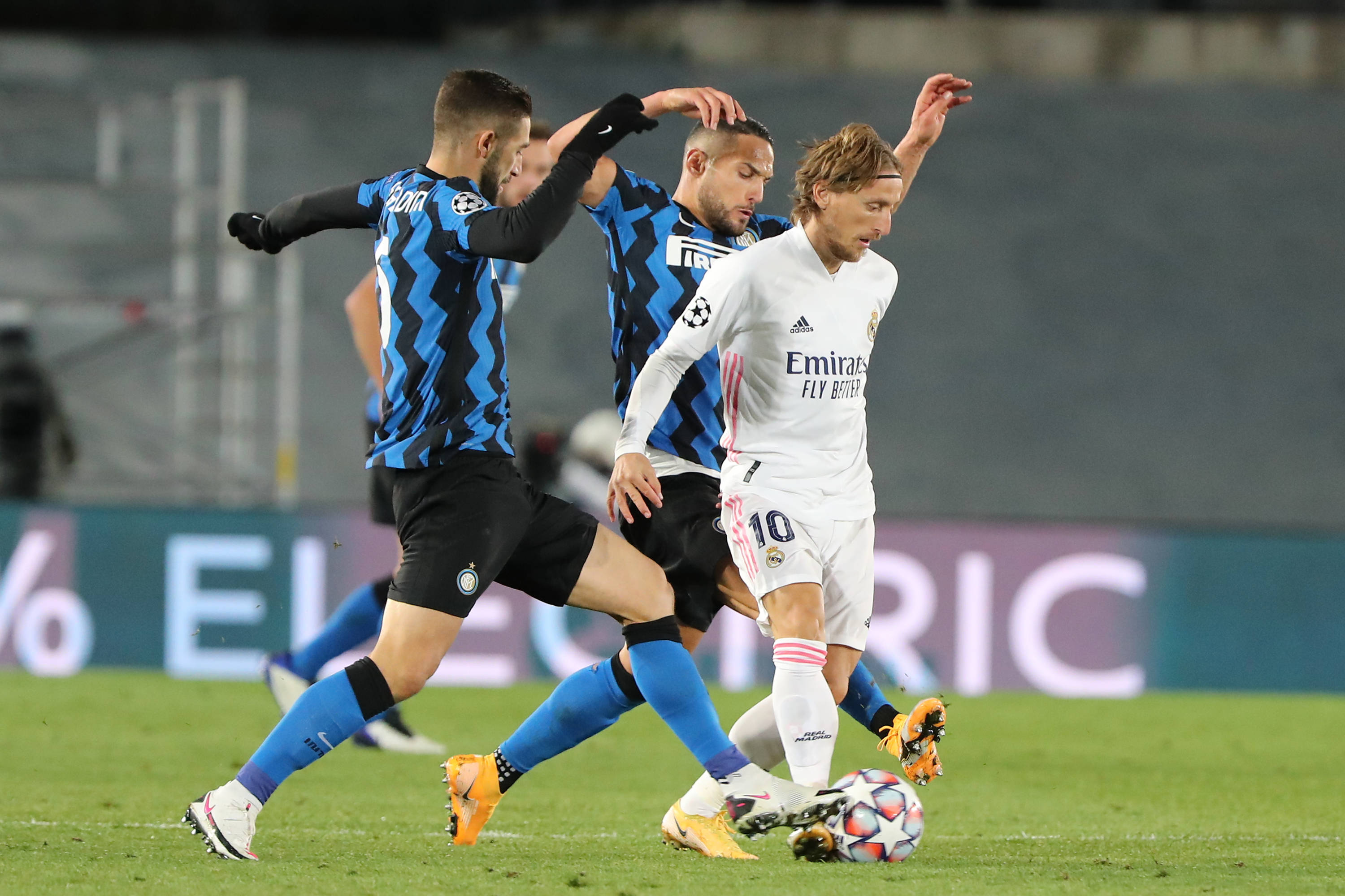 皇马狂喜？据西媒报道，梅西将介入巴萨2026年选...（西媒称梅西或介入巴萨2026年选举，皇马偷笑？）