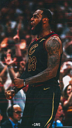 莱奥：我正在学习踢中锋，球队在场内场外都在帮助我（莱奥：正适应中锋角色，全队在场上场下给予支持）