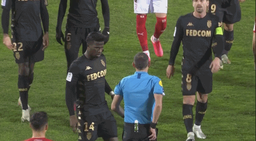 挪媒：哈兰德因曼奇尼摸屁股产生冲突，挪威队赛后庆祝至深夜（挪威媒体：哈兰德与曼奇尼因拍臀发生争执，挪威队赛后庆祝至深夜）