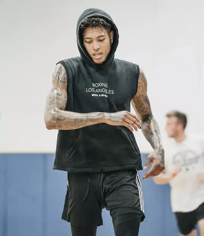 风中有朵雨做的云？曼城新赛季二客球衣曝光：灵感源自雨滴（曼城新赛季二客球衣亮相：从雨滴汲取灵感）