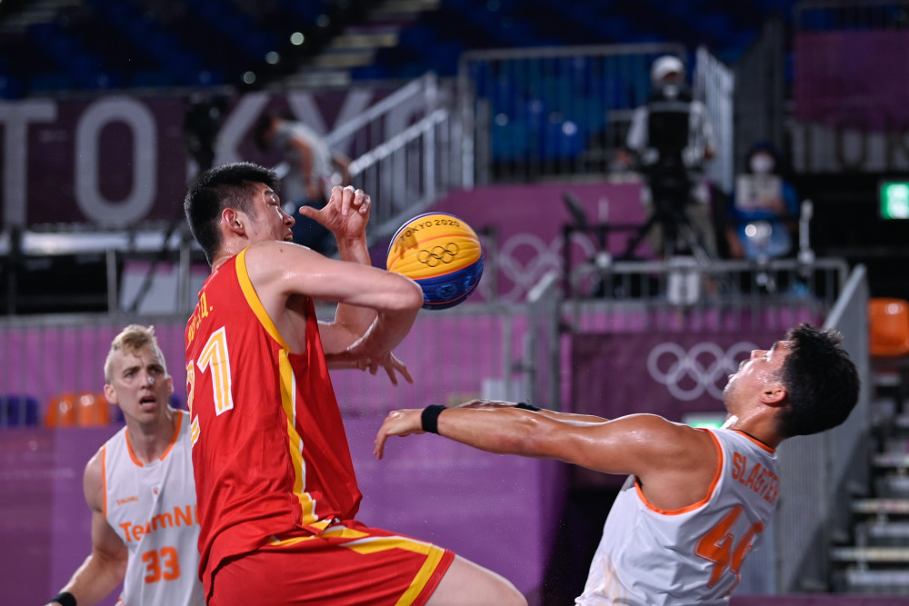 现场观赛，弗洛伦蒂诺和齐达内出席在伯纳乌举行的NFL海外赛（弗洛伦蒂诺与齐达内现身伯纳乌 观战NFL海外赛）